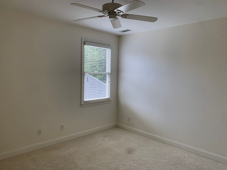 Building Photo - AVAILABLE NOW