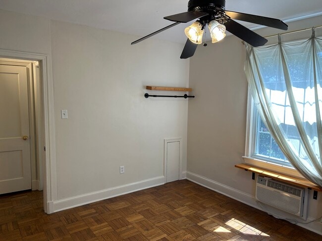 Building Photo - One Bedroom Apartment in Palisades NW Incl...
