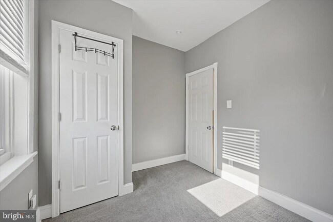 Building Photo - Modern 3-Bedroom Rowhome with Backyard Pat...
