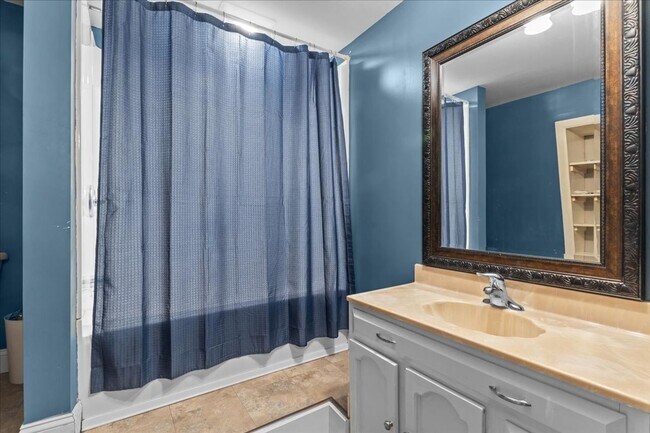 Building Photo - Well-Cared for historic beauty in private setting tucked in the Hill Section