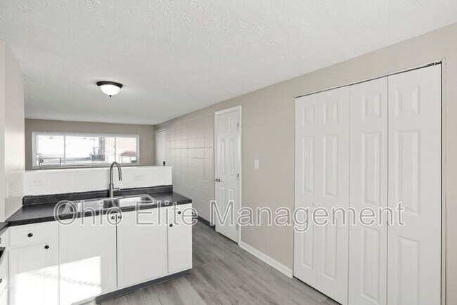 Building Photo - 3605 Cushing Dr