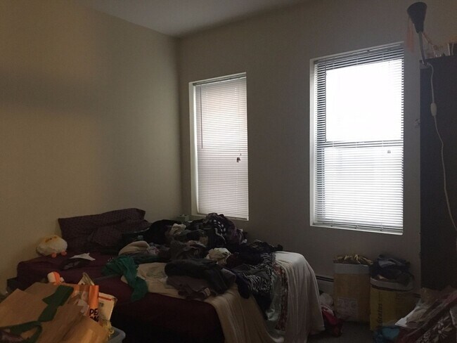 Building Photo - 3BR 1Bth unit. Heat/Hot Water included! Great location!