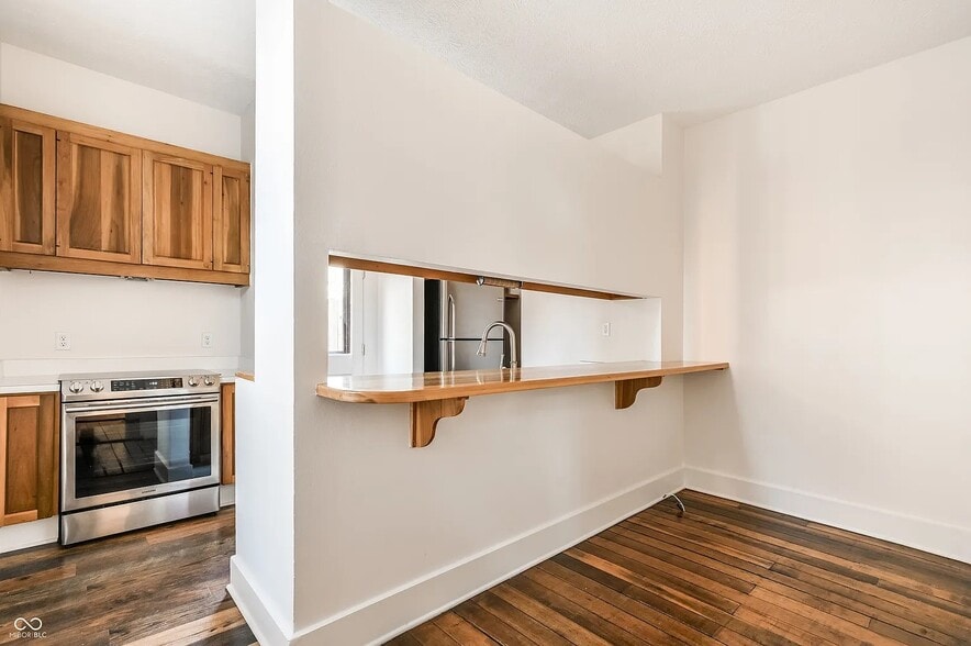 Kitchen - 312 N College Ave