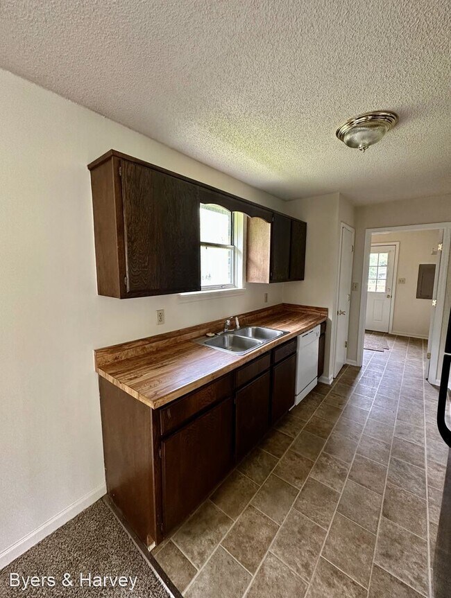 Building Photo - 3 br, 2 bath House - 1330 Courtney Drive