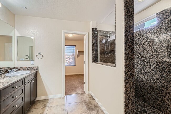 Building Photo - Dont Miss This Gorgeous 4 bed 3 bath plus Loft!