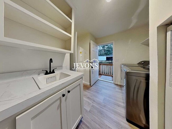 Building Photo - Rent Ready!