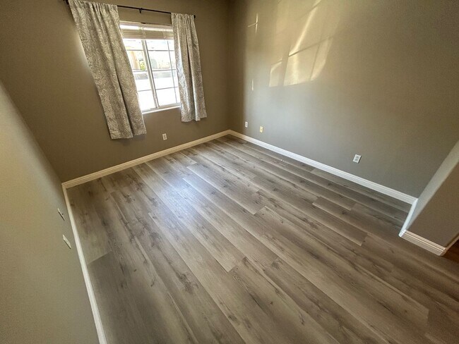 Building Photo - COMPLETED REMODELED 3 BEDROOM, SINGLE STORY UNIT!!!