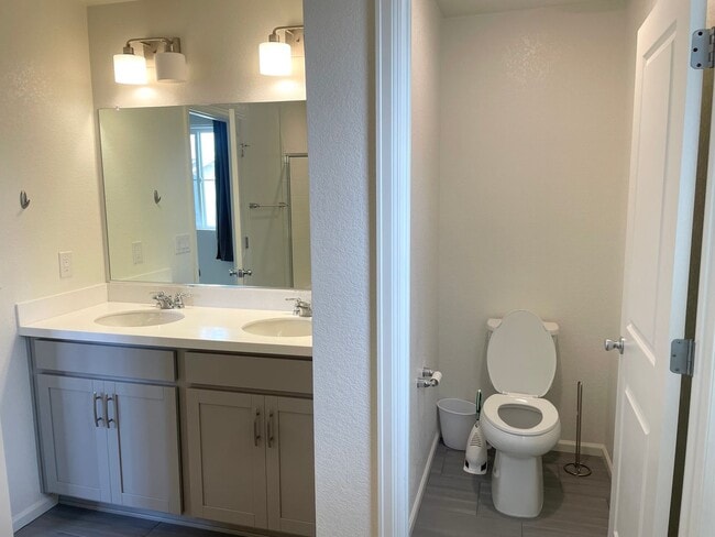 Building Photo - Beautiful 4bd 3.5 bath townhome for rent
