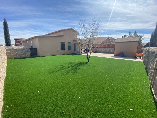 Building Photo - East El Paso 3 bed Refrig A/C next to Park!