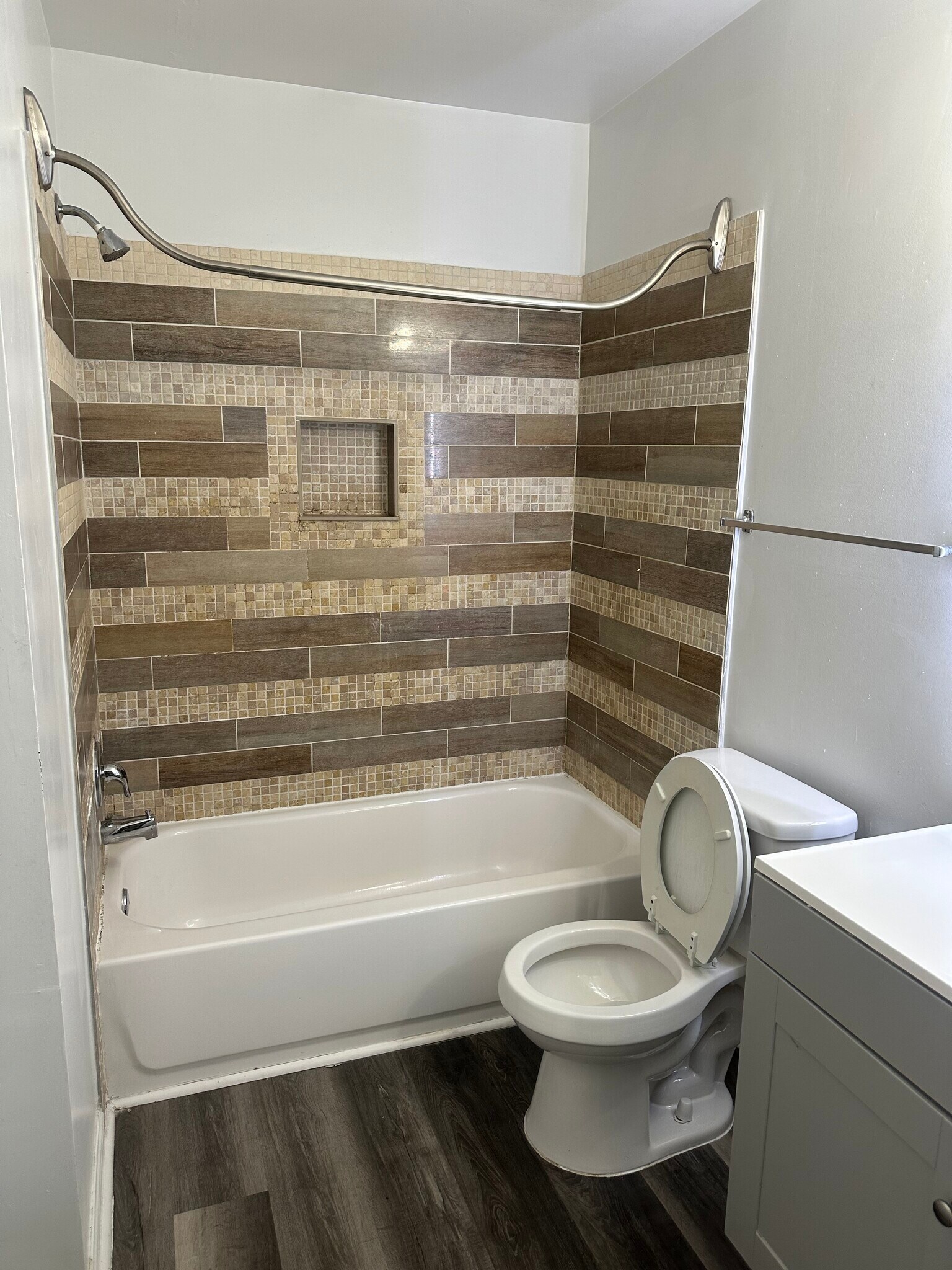 Hall bath with linen closet and lighted mirror - 5384 Bedford Ter
