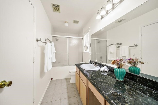 Building Photo - 8010 Golf Green Cir