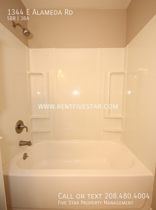 Building Photo - 1344 E Alameda Rd