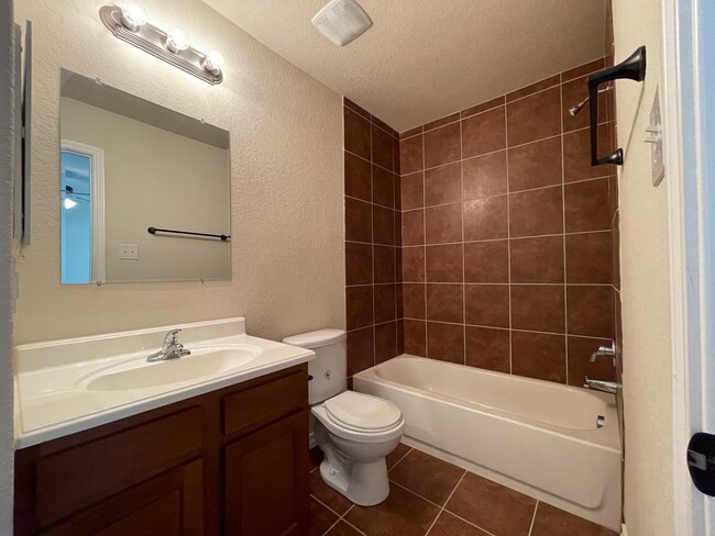 Building Photo - Town home for rent