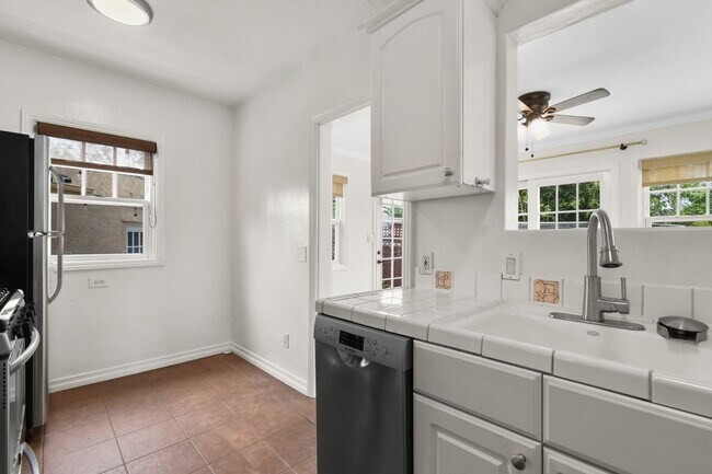 Building Photo - 4740 W Mountain View Dr