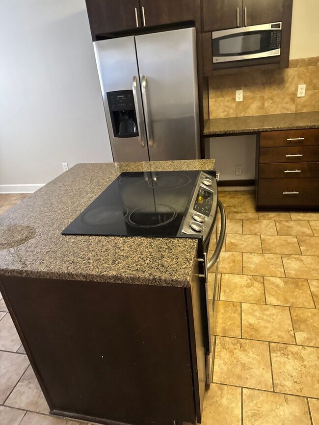 Building Photo - 530 W 10th St