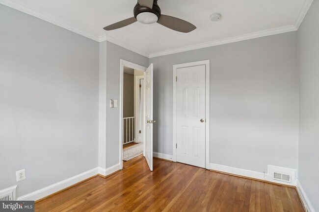 Building Photo - 250 Lynhaven Dr