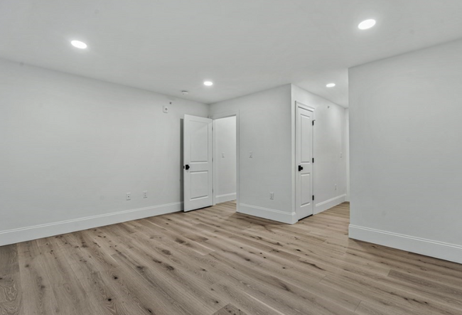 Building Photo - 19 Lily Pond Ln