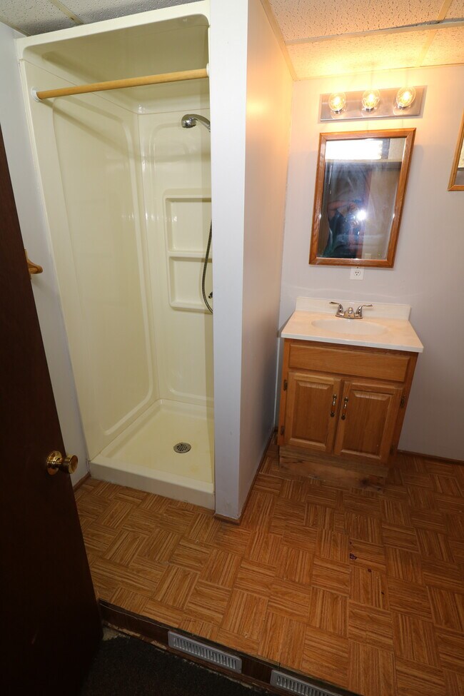 Building Photo - 1409 Thomas Dr