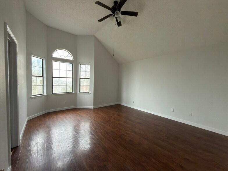 Building Photo - 1207 Charles Dr