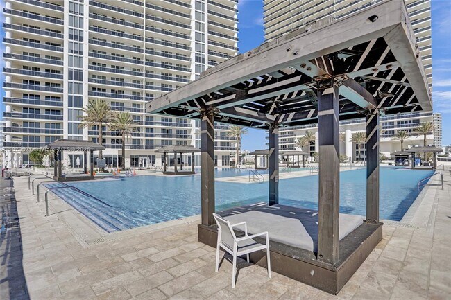 Building Photo - 1830 S Ocean Dr