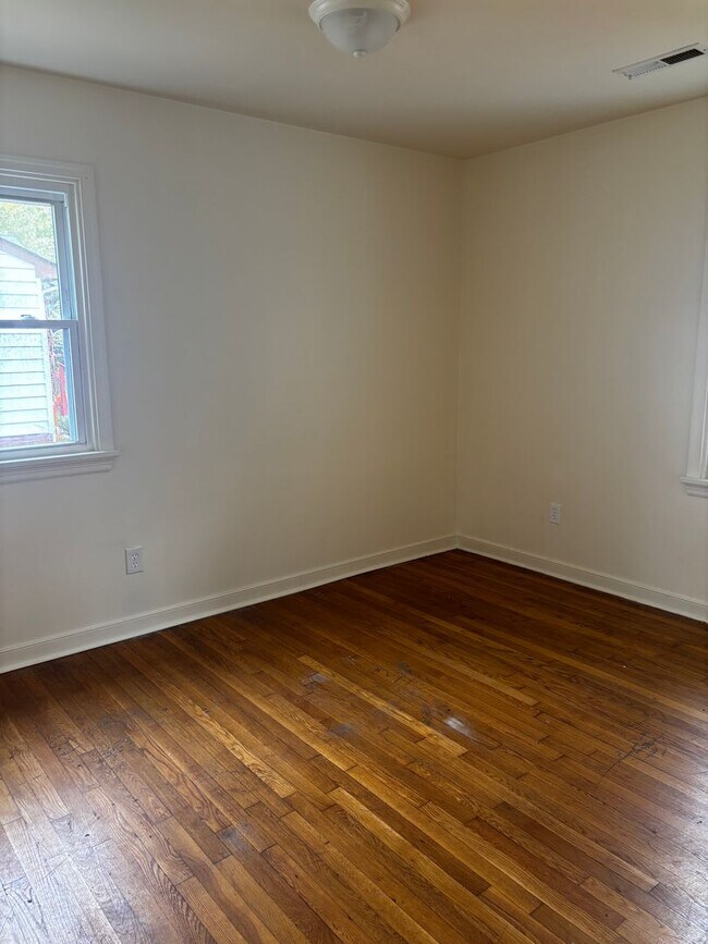 Building Photo - 1042 Barlen Dr