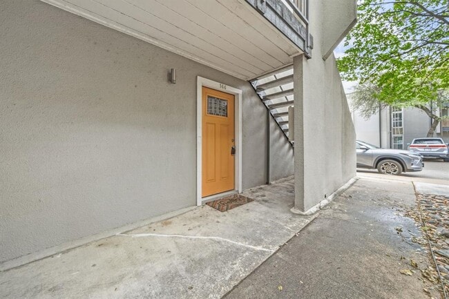 Building Photo - 935 La Posada Dr