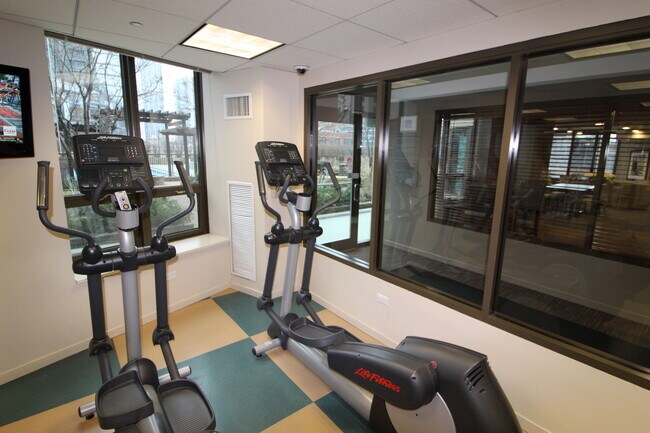 Building Photo - 400 N La Salle Dr