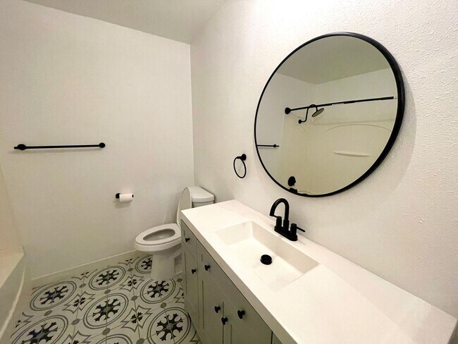 Building Photo - Modern 1-Bedroom Apartment in Gated Van Nuys Community – Fully Remodeled!