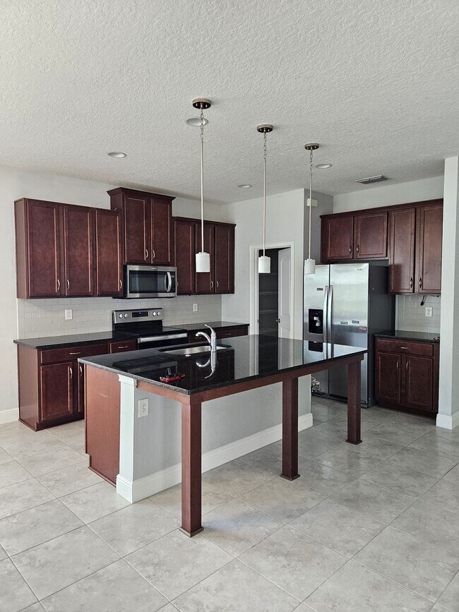 Building Photo - 4 Bedroom 2 bath beautiful spacious home i...