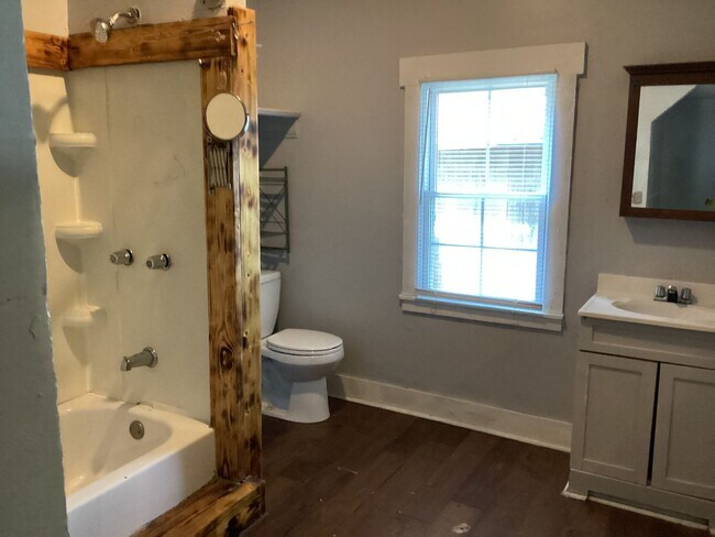 Building Photo - DOWNTOWN WILMINGTON! Historic Cottage - 2B...