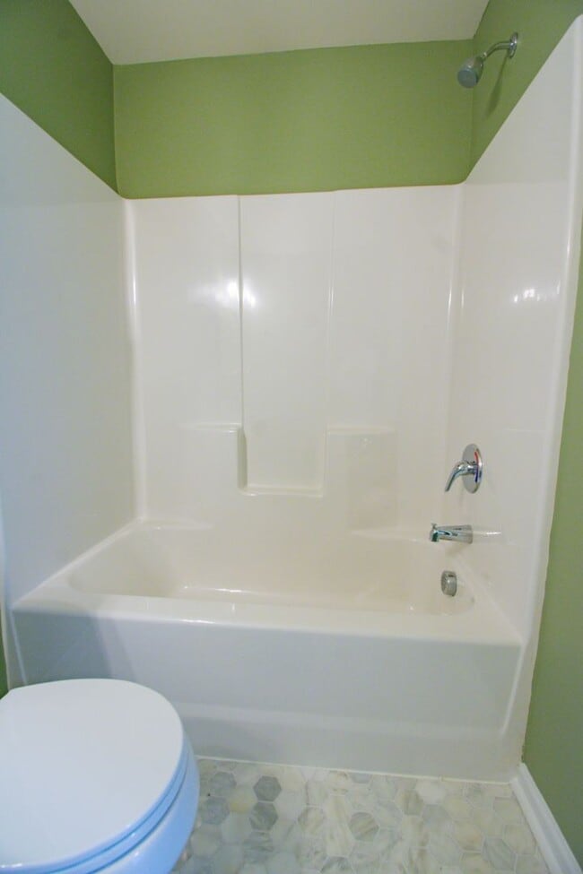 Building Photo - 4 Bedroom 3 Bathroom Home- Pets Okay!