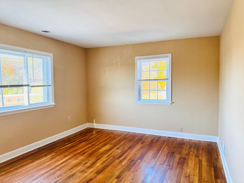 Building Photo - 8805 Plymouth St