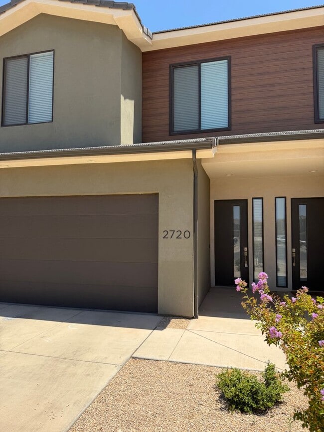 Building Photo - Beautiful like Brand New 3 Bedroom, 2.5 BathroomTownhome in Washington Fields!