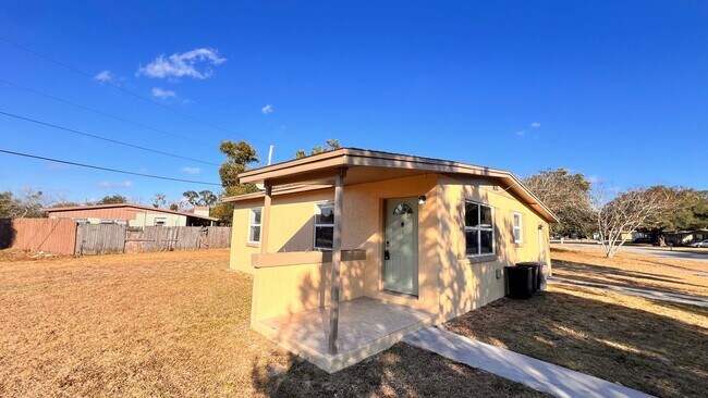 Building Photo - $300 off of a month of rent! Charming 3-Bedroom Home in Deltona! – Pets Welcome (Up to 30 lbs) – ...