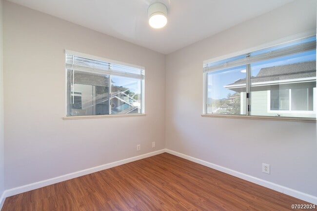 Building Photo - Immaculate 3bd/2.5 SF Home With Upstairs O...
