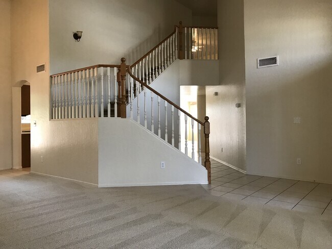 Building Photo - Gilbert Home - 5 Bed + Den & 2.75 Bath with Beautiful Pebble Teck Pool