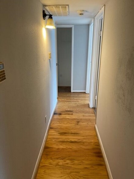 Building Photo - 2820 S Bartell Dr