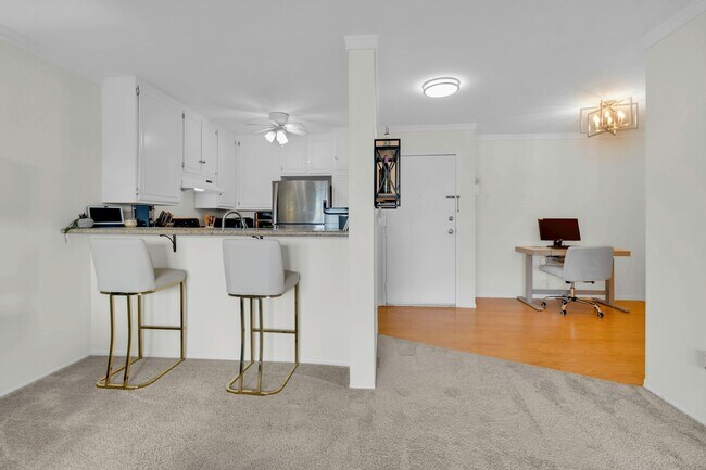 Building Photo - 6924 Hyde Park Dr