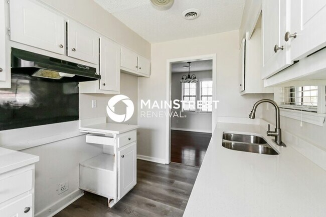 Building Photo - 3 Bedroom Pet-Friendly Home in MEMPHIS, TN with Main Street Renewal