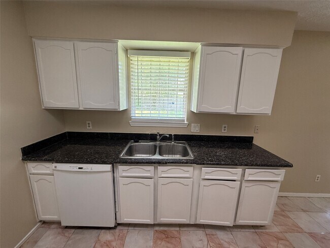 Building Photo - 6910 Pella Dr