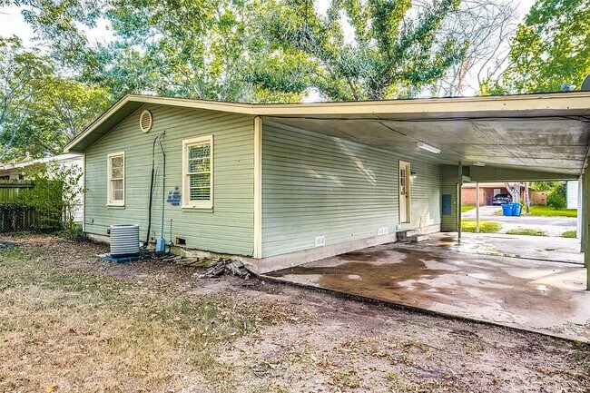 Carport area can easily fit 2 cars! - 911 N 23 1/2 St