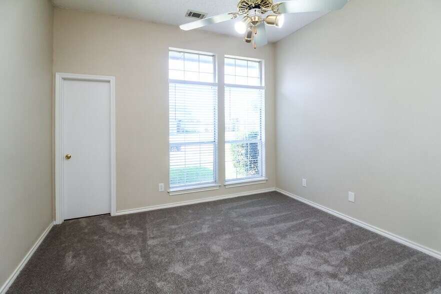 Building Photo - 1211 Old Knoll Dr