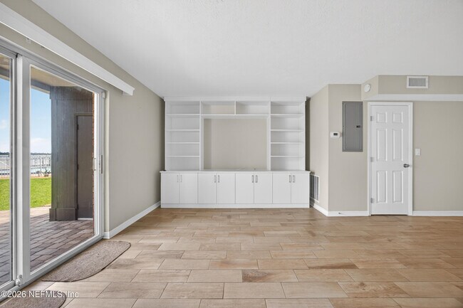 Building Photo - 83 Comares Ave