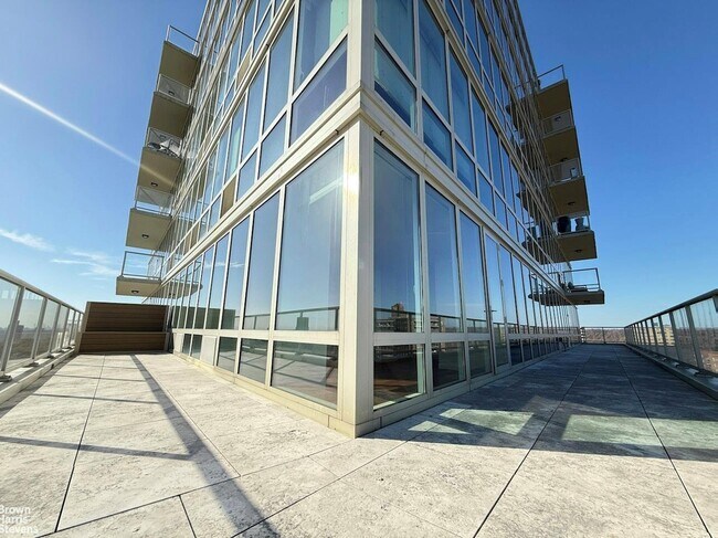 Building Photo - 640 W 237th St