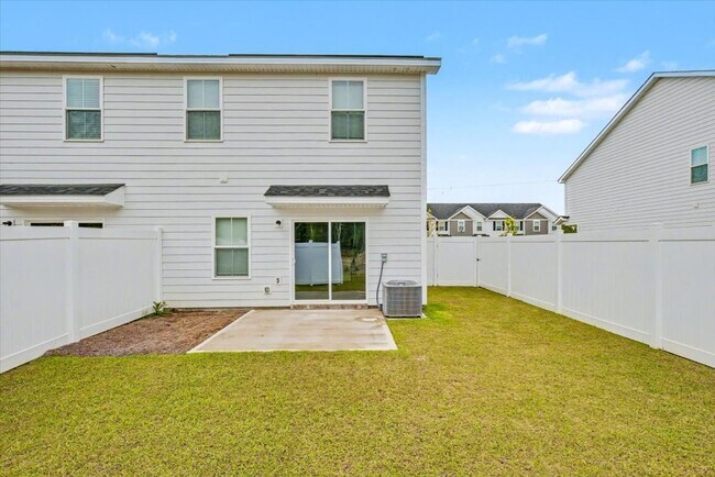 Building Photo - Like New 3 Bed, 2.5 Bath End Unit Townhome in Richmond Hill