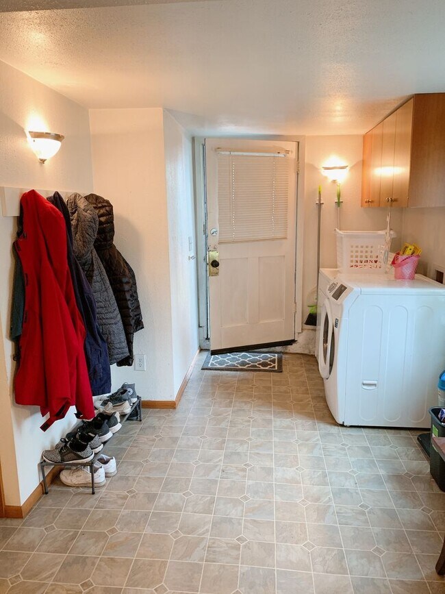 Building Photo - 1029 High St