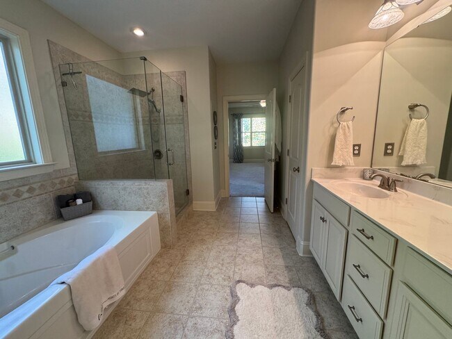 Building Photo - Elegant Full-Brick Estate 4 bedroom/2.5 bathroom