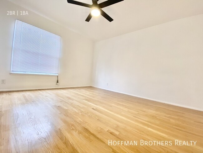 Building Photo - 902 Alandele Ave