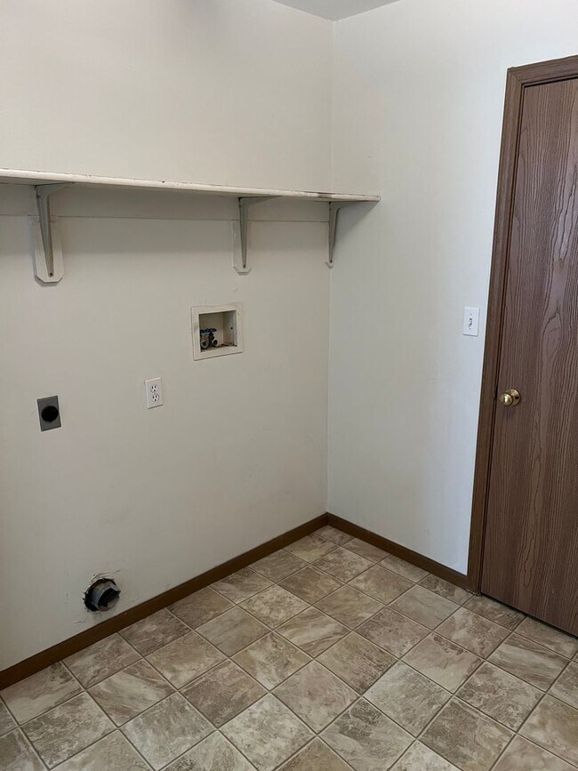 Building Photo - 2626 E Oakbrook Dr