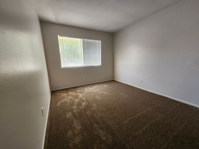 Building Photo - ****Move-In Special $500 off first month r...